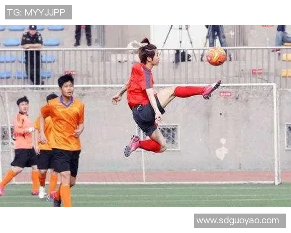 足球明星跪搓衣板引热议网友纷纷评论其背后的深意与社会责任